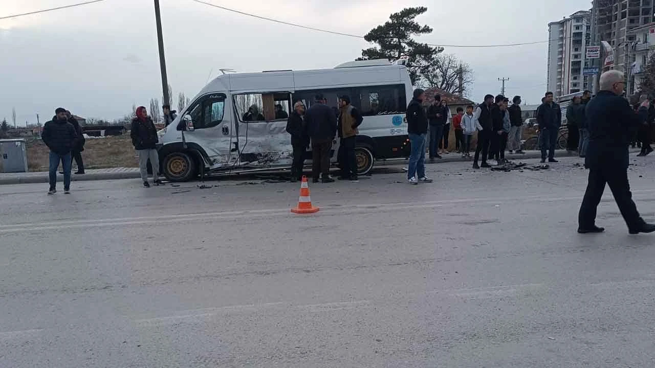 Öğrenci servisi ile kamyonet çarpıştı: 11 yaralı