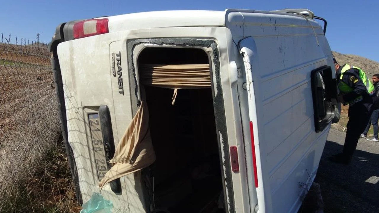 Otomobille çarpışan yolcu otobüsü dereye uçtu: Ölü ve yaralılar var