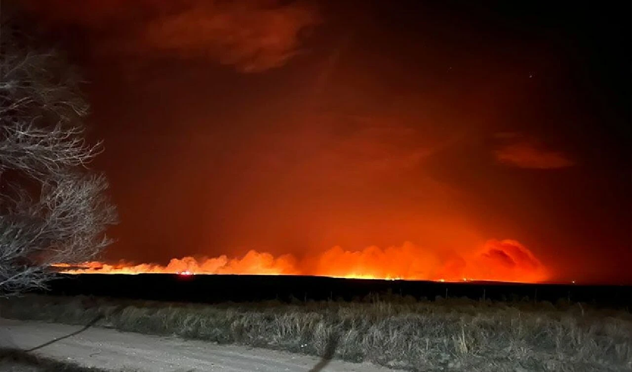 ABD'nin ciğerleri yanıyor: İtfaiyeciler alevlerin arasında kaldı