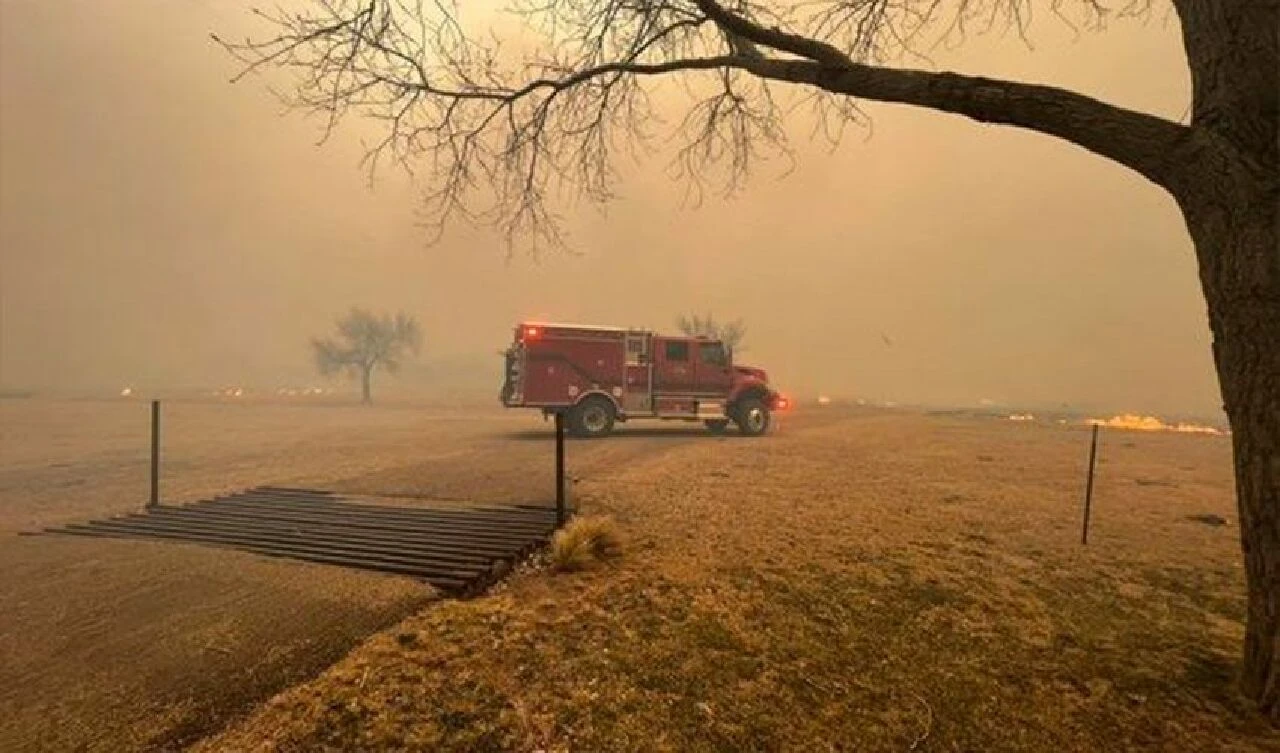 ABD'nin ciğerleri yanıyor: İtfaiyeciler alevlerin arasında kaldı