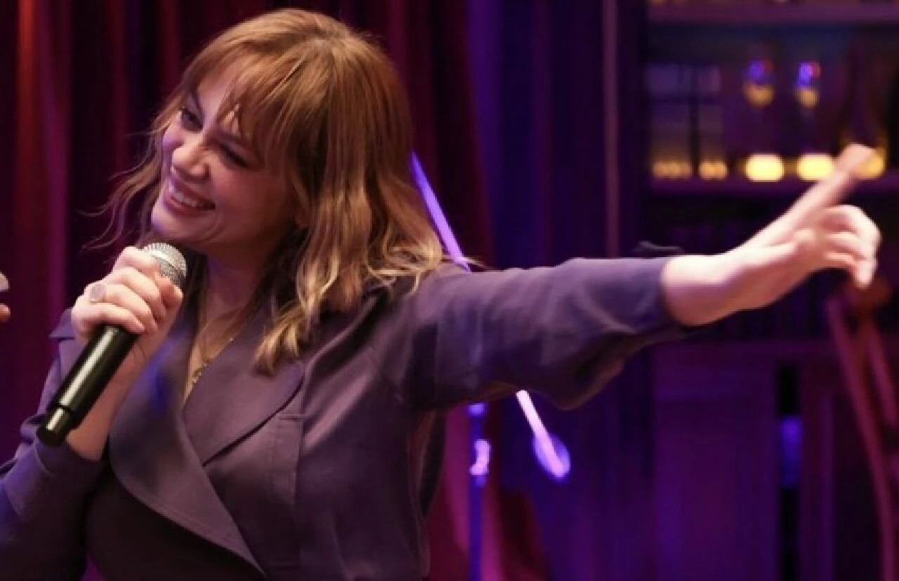 Bahar dizisinin yıldızı Demet Evgar mikrofonu eline aldı, sosyal medya karıştı! Aslıhan Gürbüz kayıtsız kalmadı