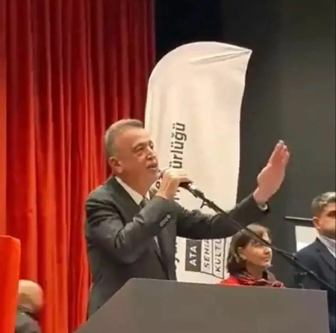 Belediye Başkanı, vatandaşa hakaretler yağdırdı: Kaç para verdiler lan sana? - 1. Resim