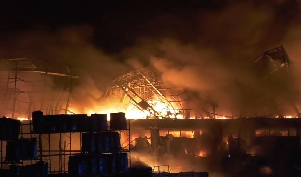 Filistin alevlere teslim oldu! Dumanlar gökyüzünü kapladı - 1. Resim