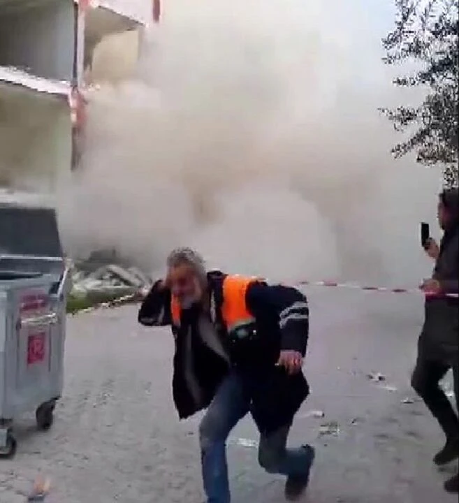 Hatay'da 6 katlı binanın yıkımında panik yaşandı - 2. Resim