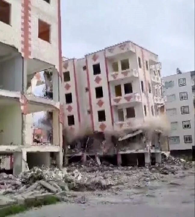 Hatay'da 6 katlı binanın yıkımında panik yaşandı - 1. Resim