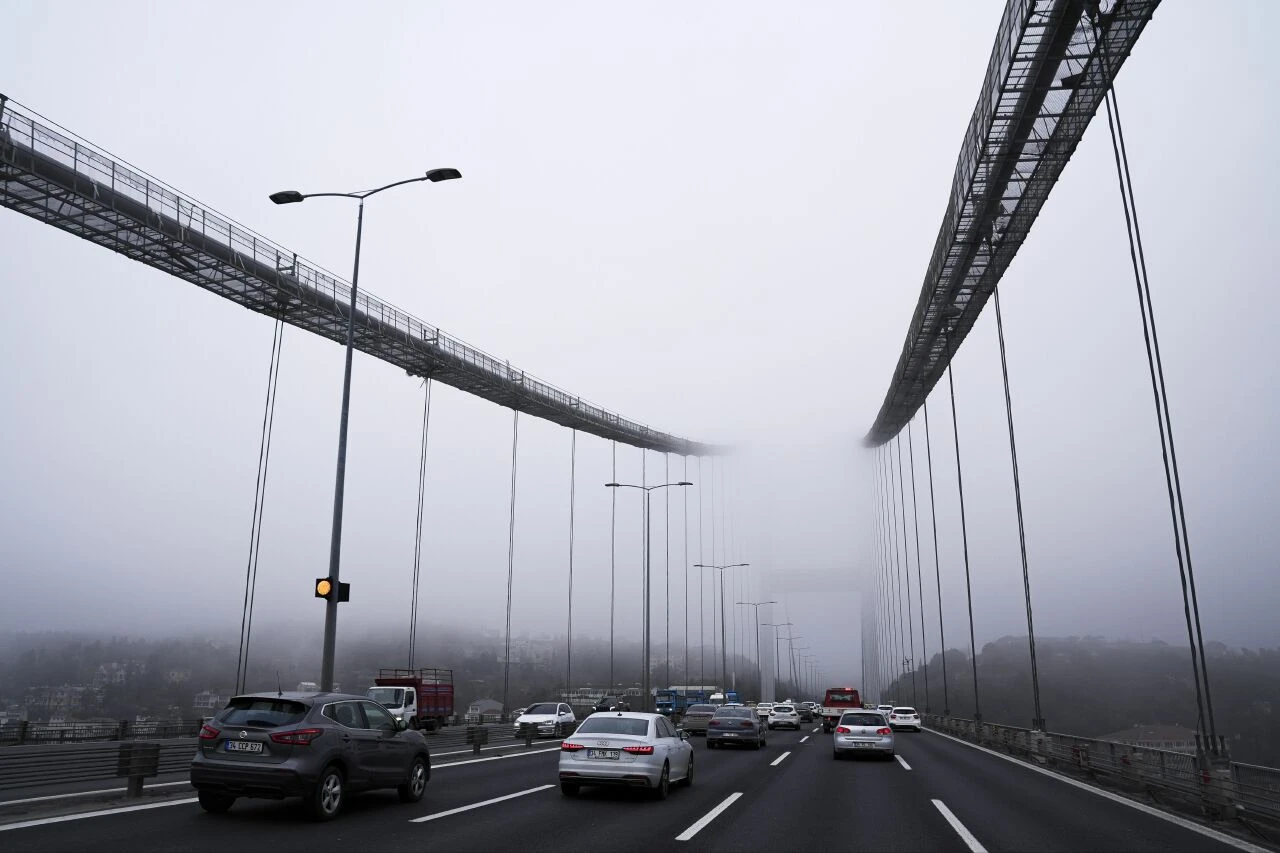 İstanbul'da sis yüzünden göz gözü görmedi! Solumak tehlike saçıyor