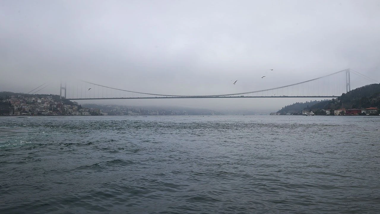 İstanbul'u sis kapladı: Boğaz gemi trafiğine kapandı, uçaklar inemedi