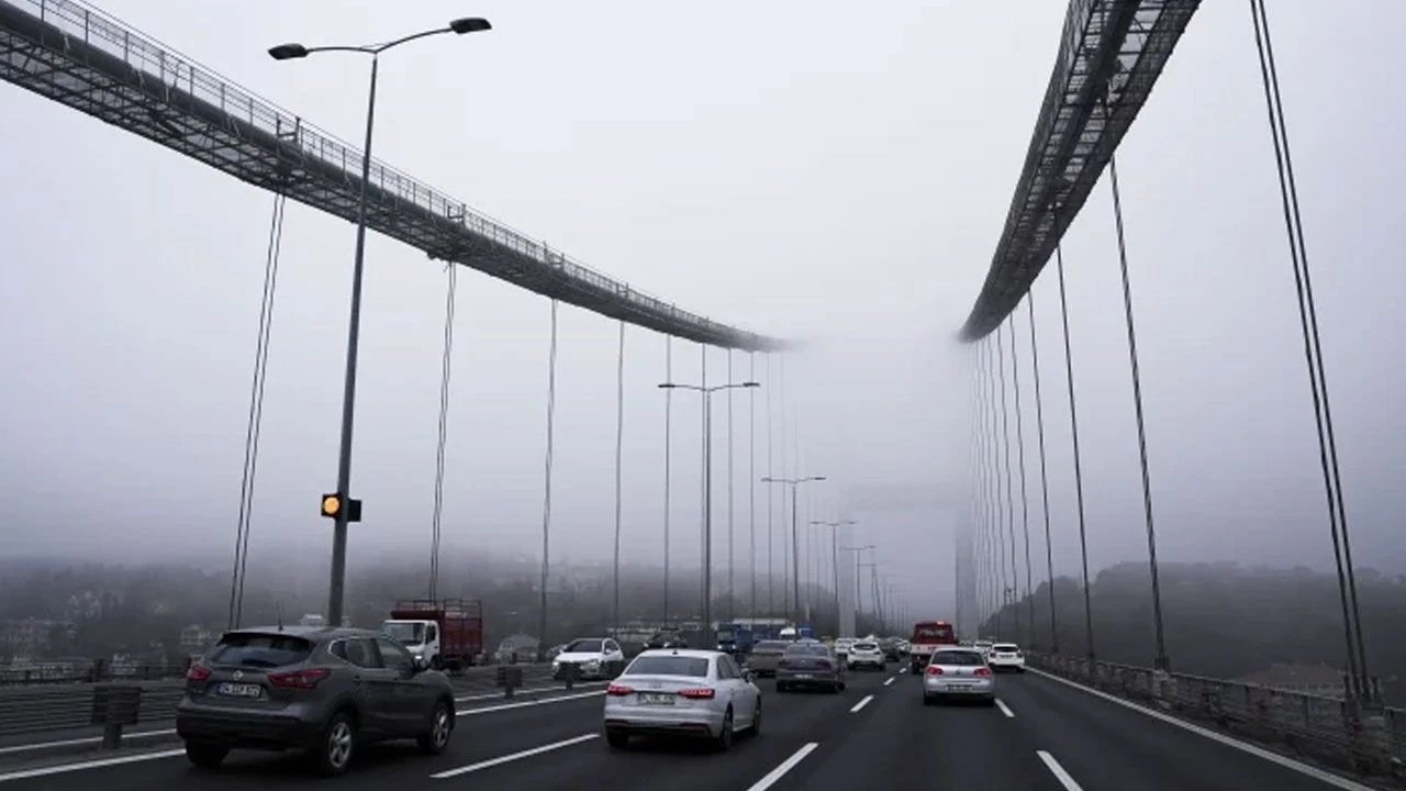 İstanbul'u sis kapladı: Boğaz gemi trafiğine kapandı, uçaklar inemedi