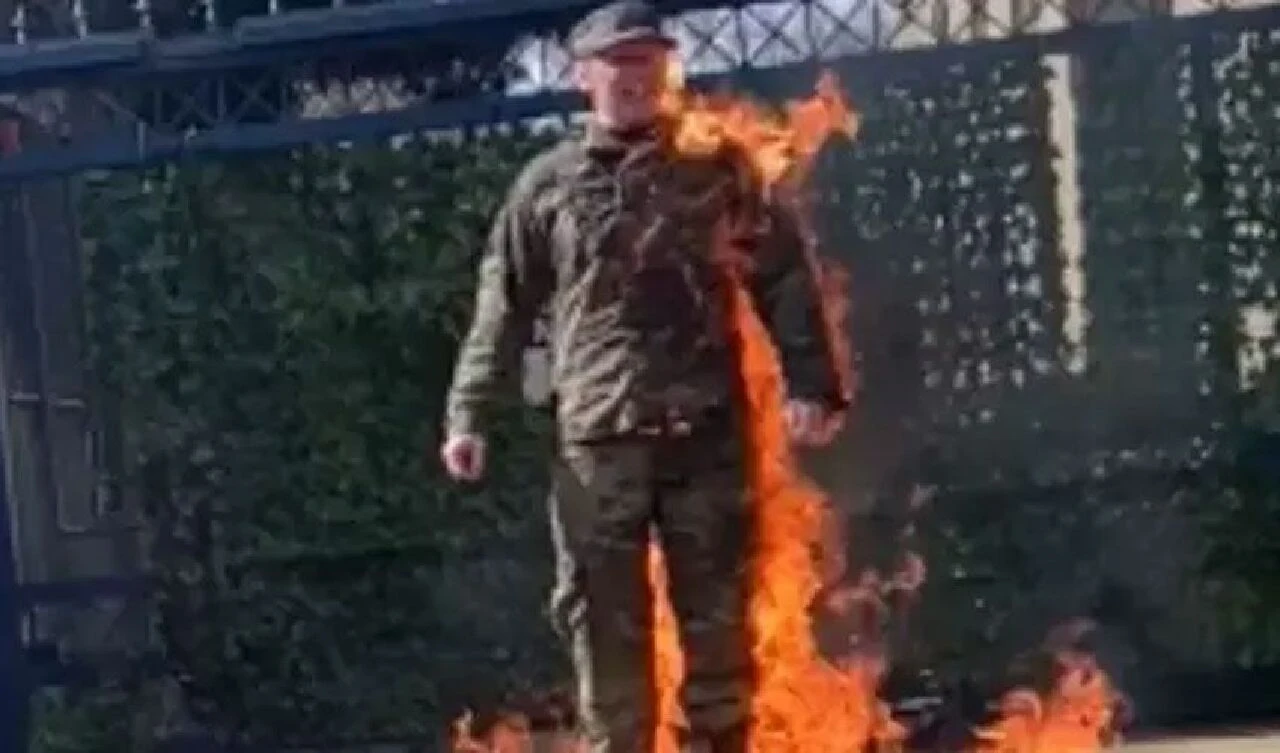 Kendini yakan askerin arkadaşından skandal iddialar: Gizli belgeleri gördü...