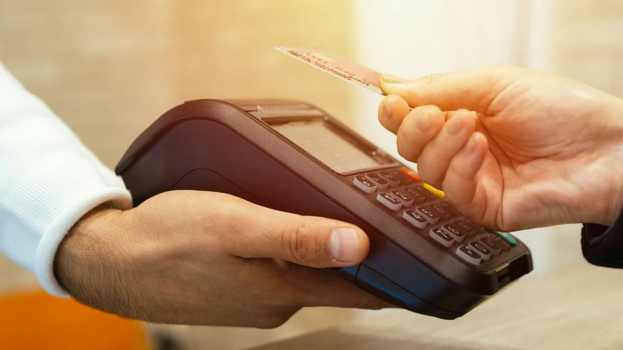 Kredi kartı olanlar hemen kartlarını kırıp atsın! Kredi kartı aidatlarına dudak patlatan zam geldi, bankalar yıllık 30 milyar kazanıyor - 2. Resim