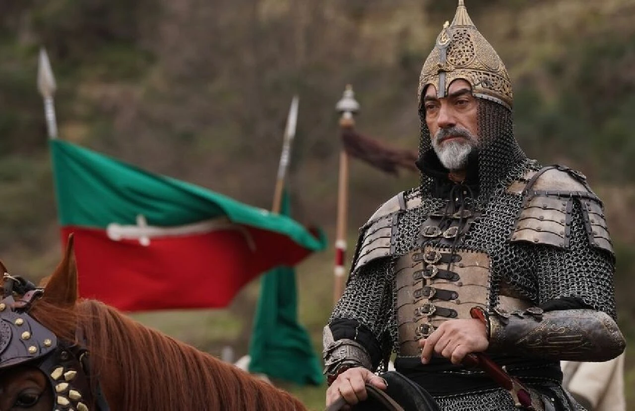 Mehmed: Fetihler Sultanı dizisinin oyuncusu Serkan Çayoğlu, türbeye giderek dua etti - 1. Resim