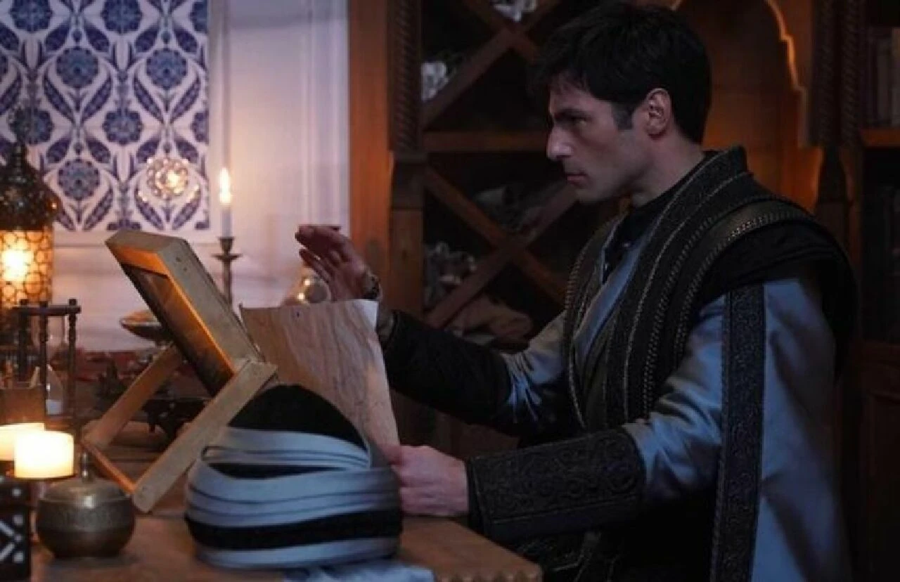 Mehmed: Fetihler Sultanı dizisinin oyuncusu Serkan Çayoğlu, türbeye giderek dua etti - 2. Resim