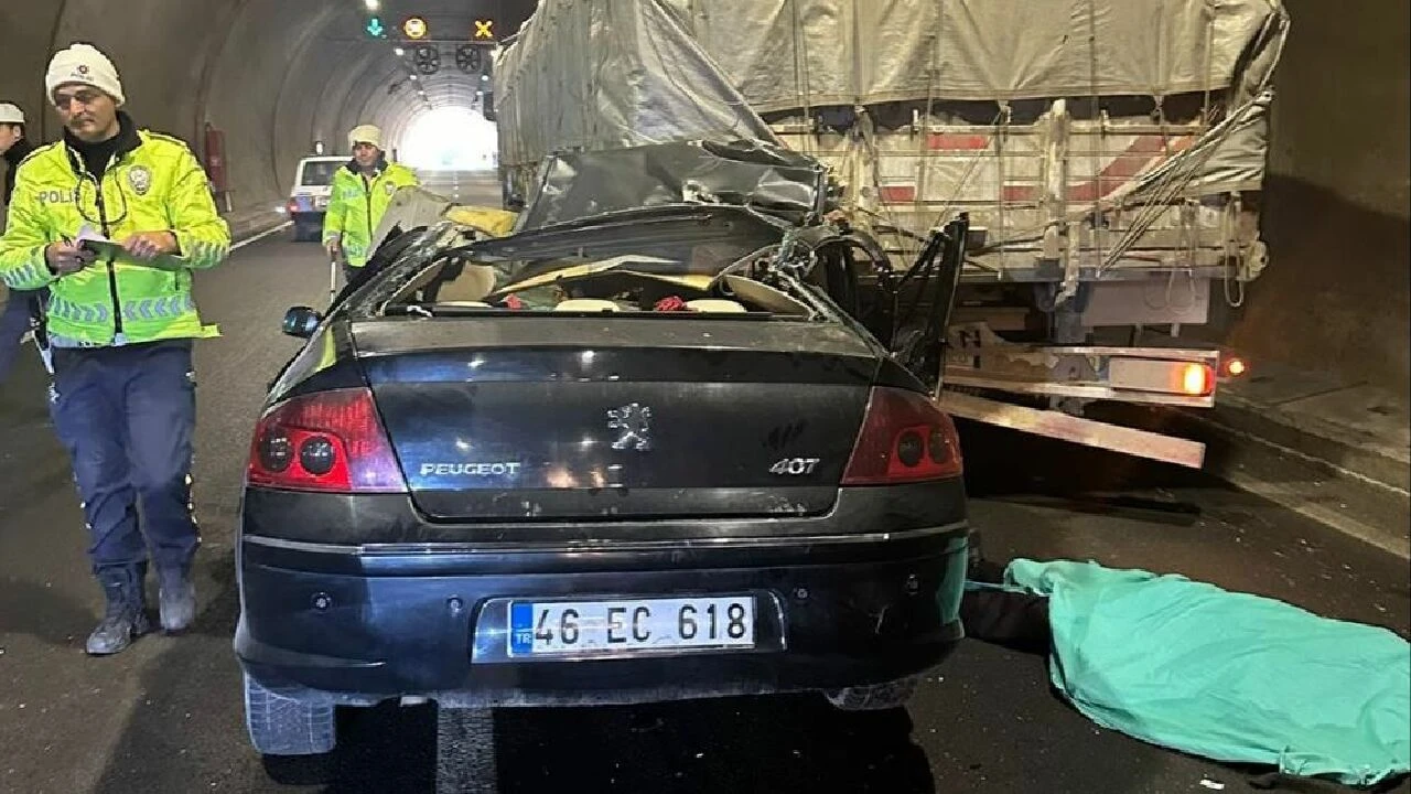 Otomobil tıra ok gibi saplandı: 1 ölü 1 ağır yaralı - 2. Resim