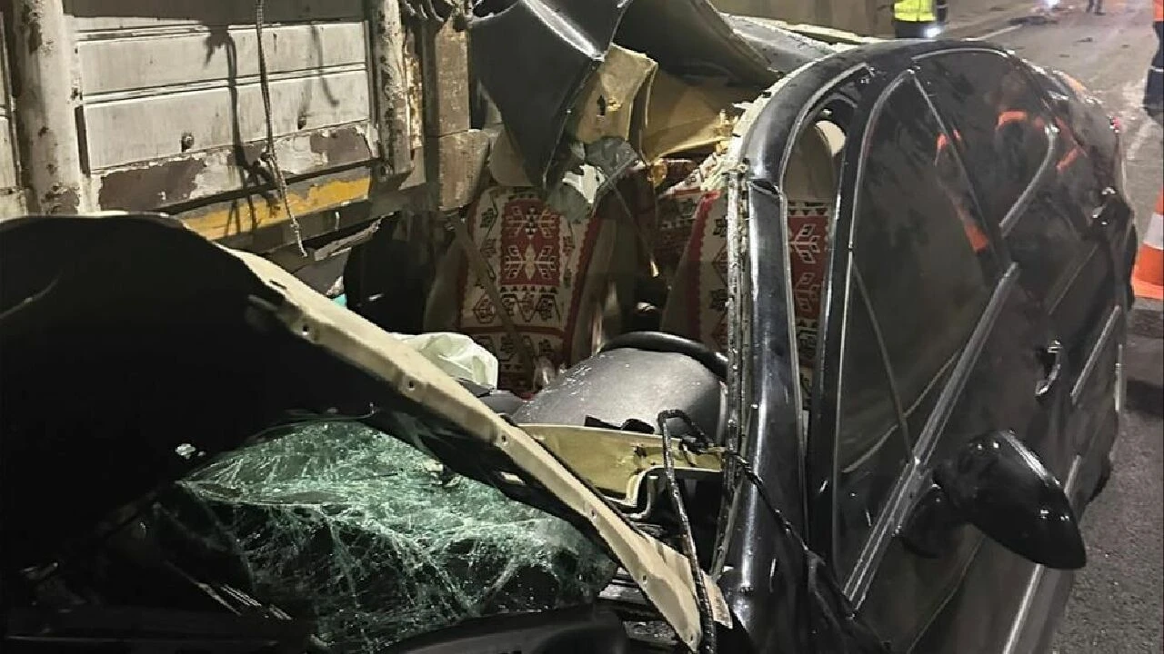 Otomobil tıra ok gibi saplandı: 1 ölü 1 ağır yaralı - 4. Resim