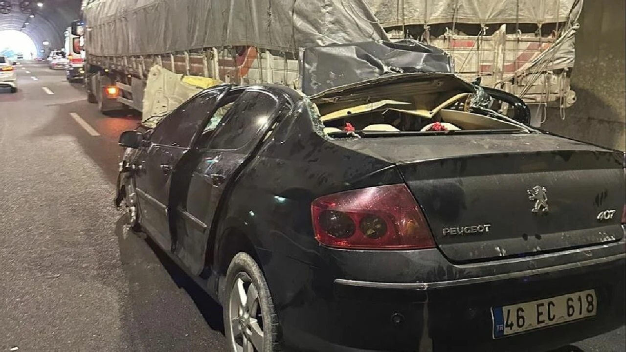 Otomobil tıra ok gibi saplandı: 1 ölü 1 ağır yaralı - 1. Resim