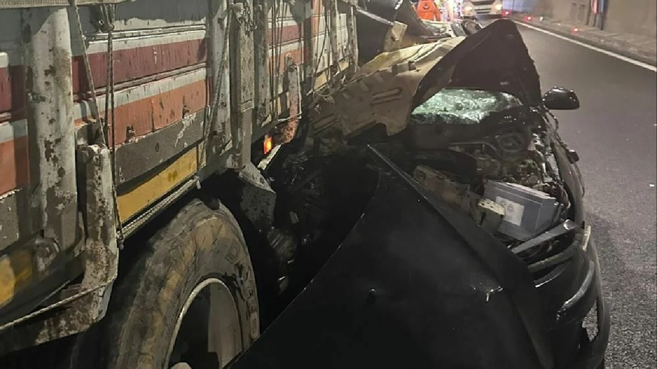 Otomobil tıra ok gibi saplandı: 1 ölü 1 ağır yaralı - 3. Resim