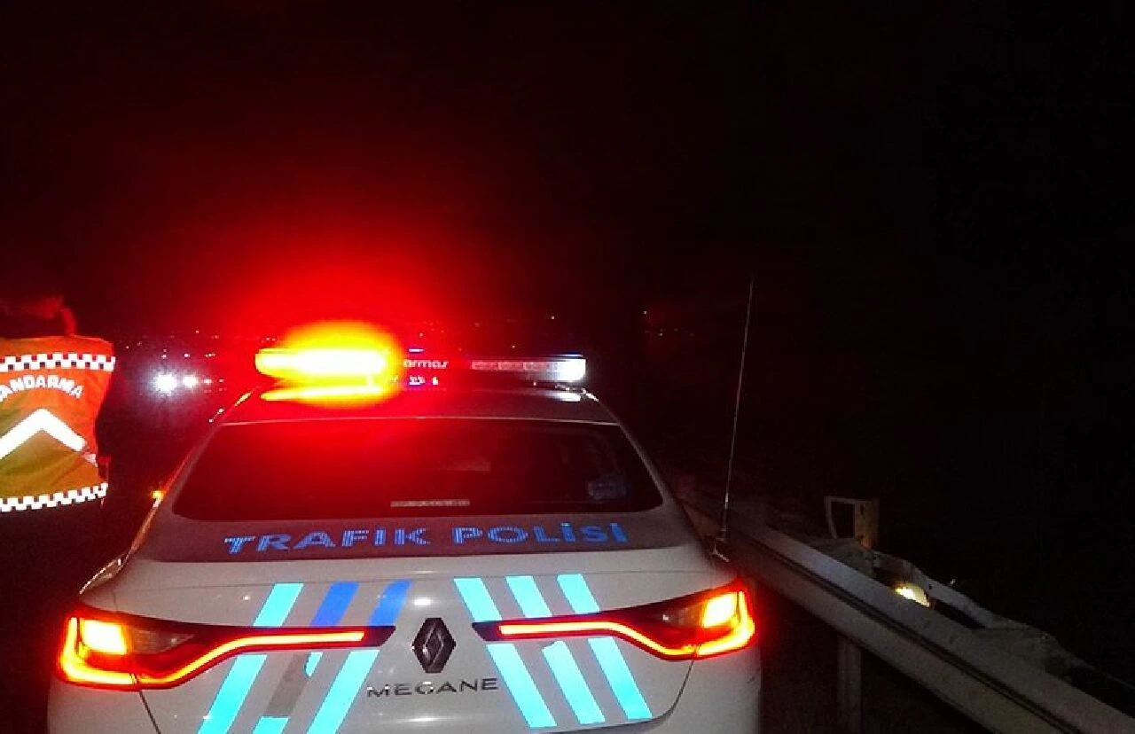 Şarampole yuvarlanan araçta aynı aileden 4 yaralı