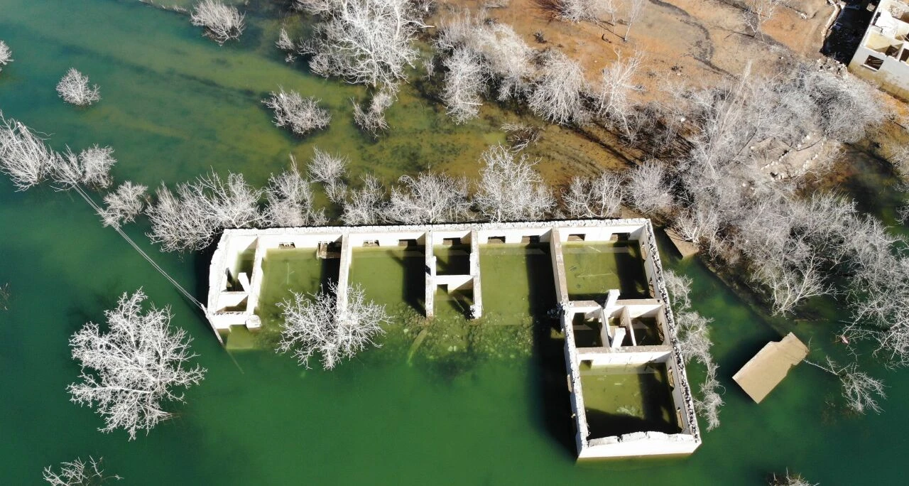 Yusufeli Barajı'nın suları çekildi ortaya çıkanları görmeye koşa koşa gittiler - 1. Resim
