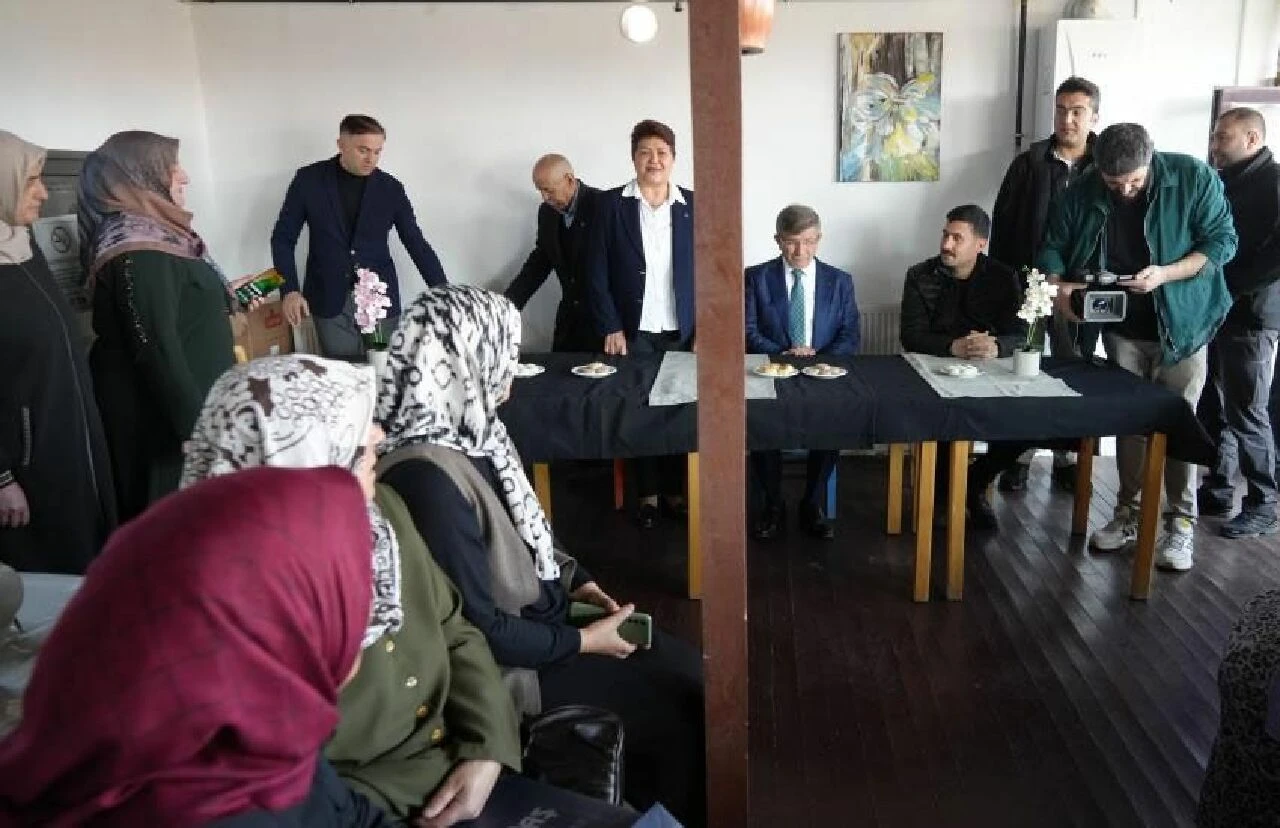 Davutoğlu'ndan AK Parti'ye sürpriz ziyaret!