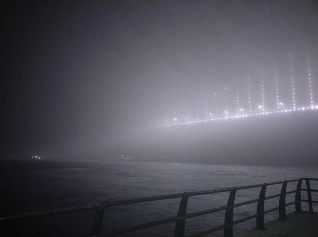 İstanbul'da deniz ulaşımına sis engeli: Bazı şehir hatları vapur seferleri iptal edildi