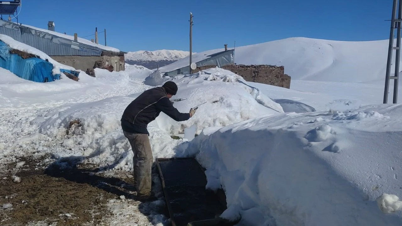 Köyde kar kalınlığı 3 metreye ulaştı