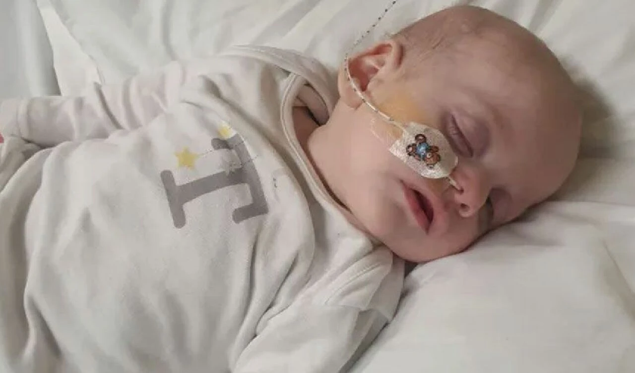 Telefonuyla bir fotoğraf çekti ve bebeğinin nadir göz hastalığını fark etti! - 2. Resim