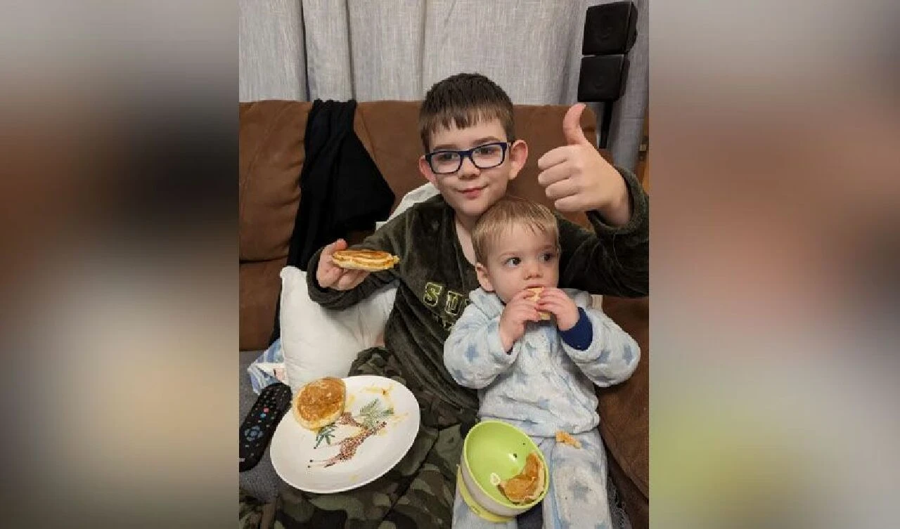 Telefonuyla bir fotoğraf çekti ve bebeğinin nadir göz hastalığını fark etti! - 3. Resim