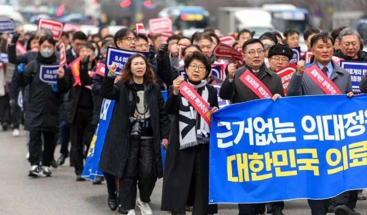 Güney Kore karıştı! Doktor grevlerini destekleyen Tabipler Birliği'ne baskın - 1. Resim