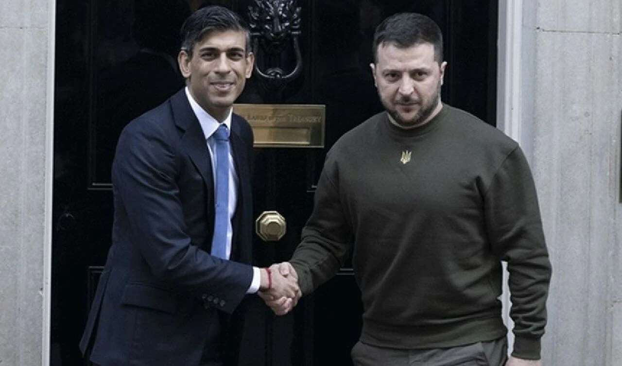 Fransız basını: Macron, Batı'nın Ukrayna'daki varlığını ifşa etti - 2. Resim