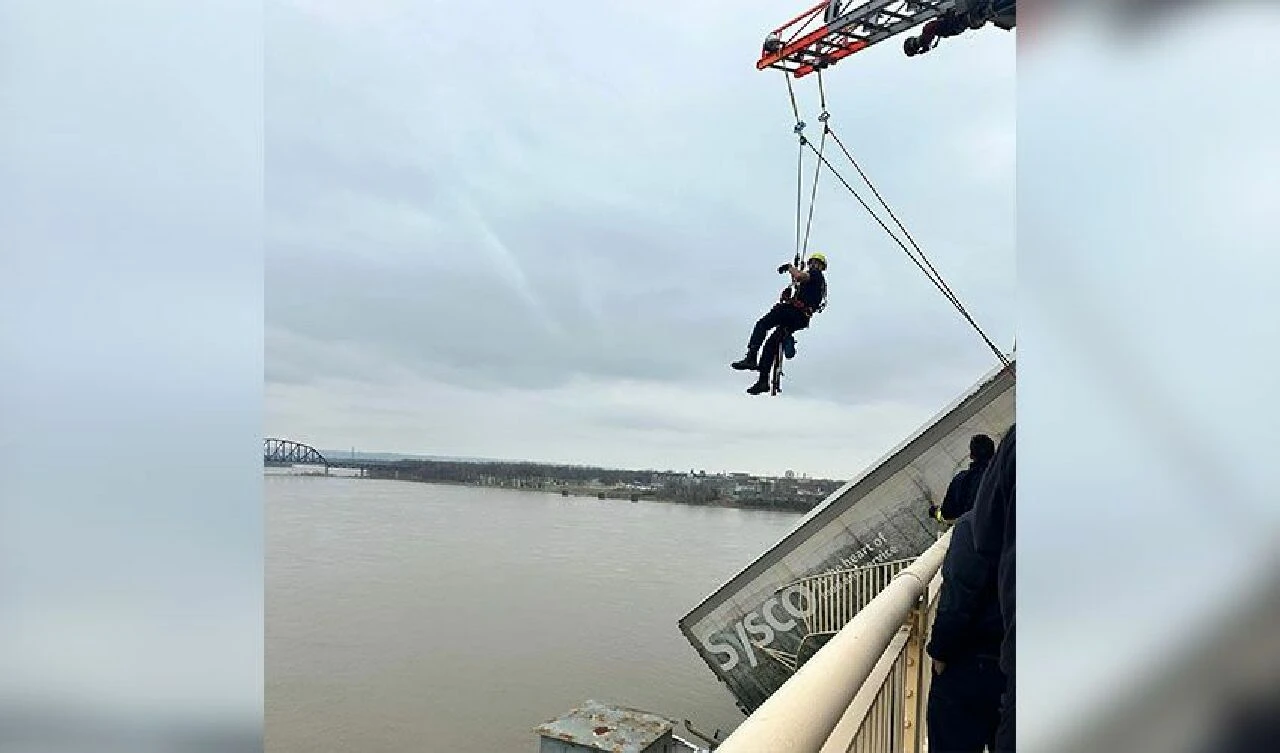 Köprü bariyerlerine çarpan kamyon havada asılı kaldı