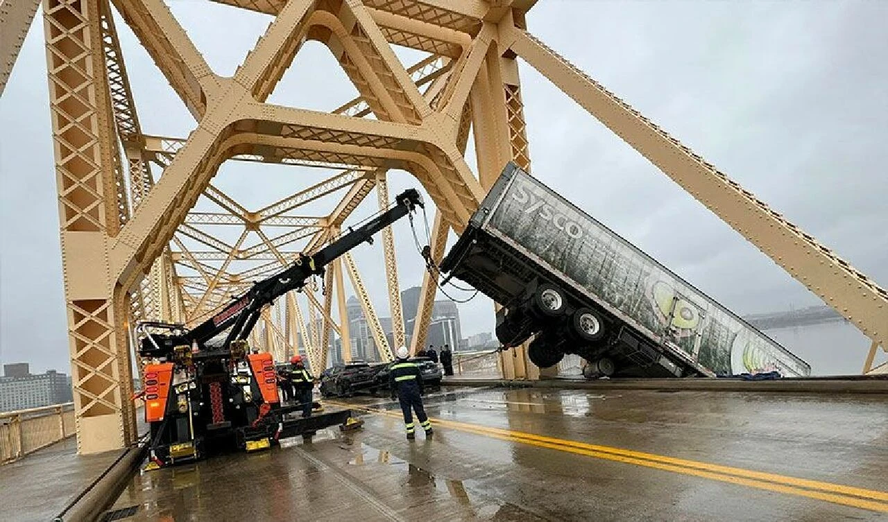 Köprü bariyerlerine çarpan kamyon havada asılı kaldı