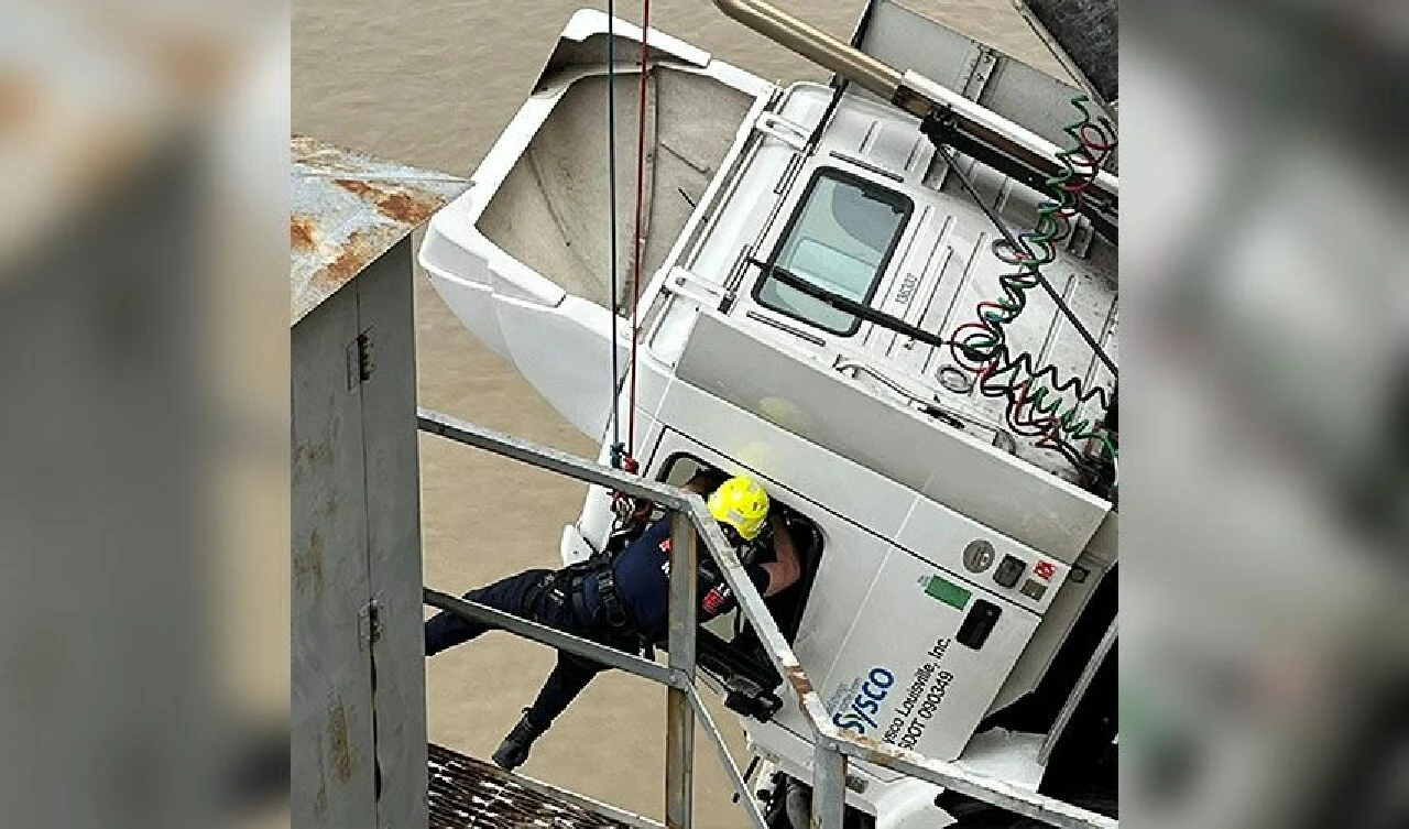 Köprü bariyerlerine çarpan kamyon havada asılı kaldı