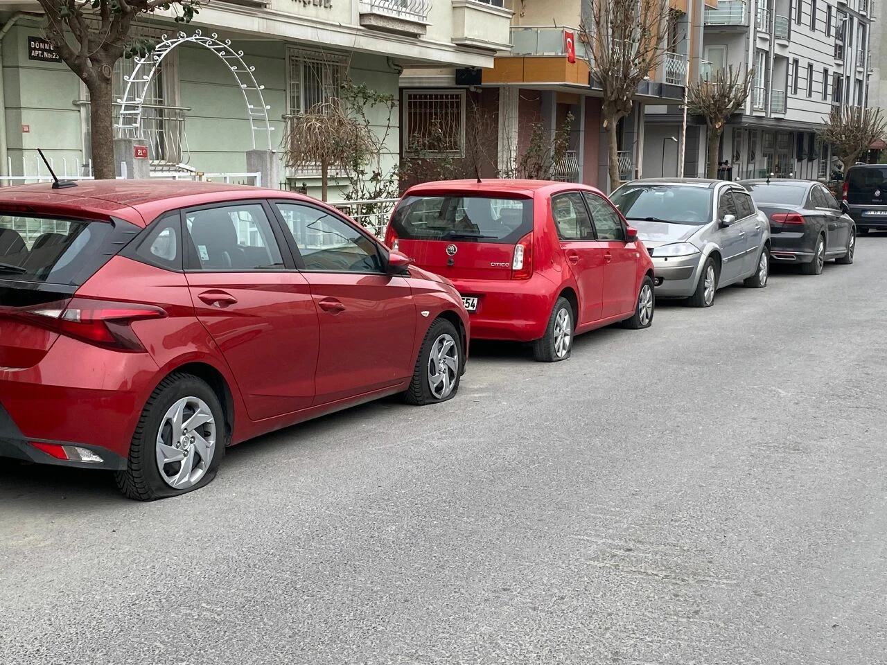 17 araç zarar gördü! Mahalleli sabah uyandıklarında şoke oldu