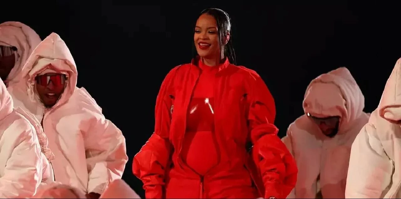 Rihanna, Hindistan'da mukesh ambani'nin oğlunun düğününde konser verdi