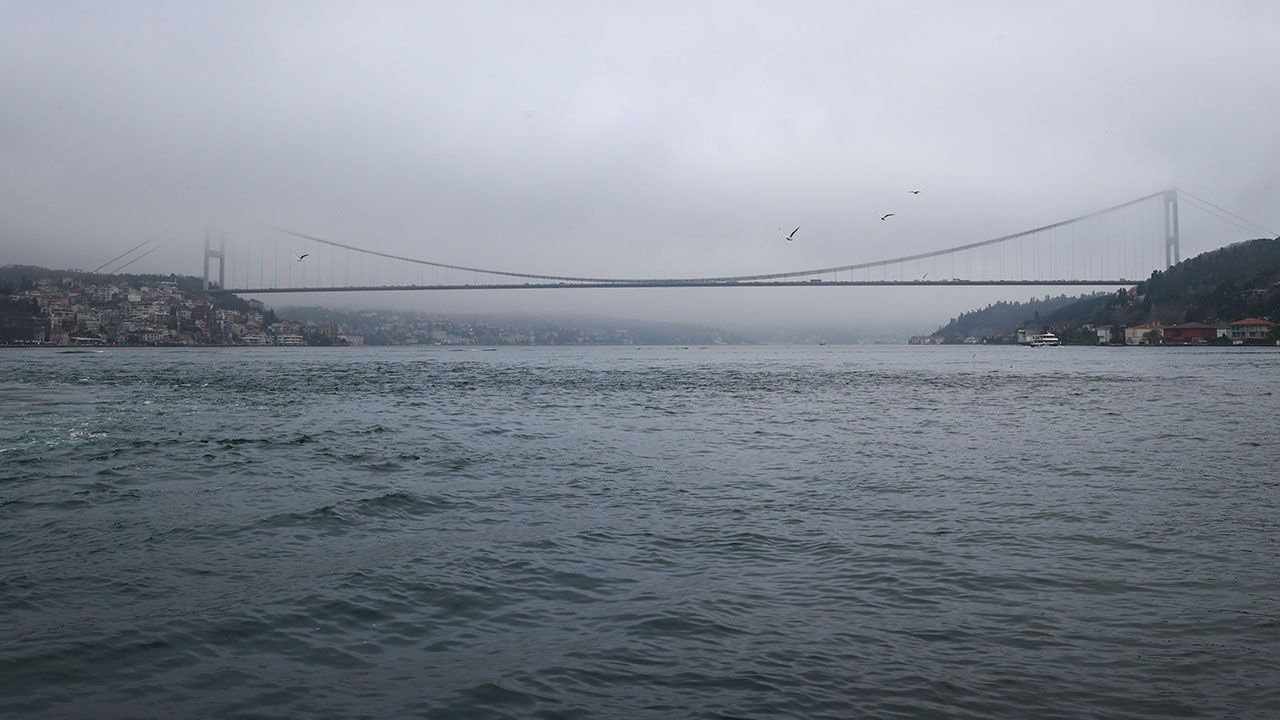 İstanbul&#039;da gemi trafiği çift yönlü askıya alındı