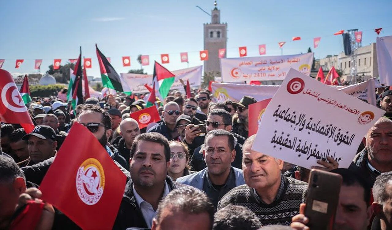 Tunus'ta binlerce kişi ayaklandı! Hükümeti protesto ettiler - 1. Resim