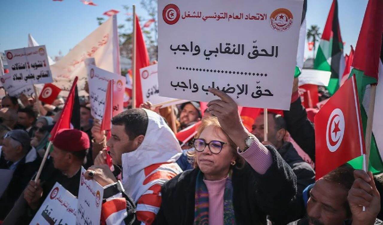 Tunus'ta binlerce kişi ayaklandı! Hükümeti protesto ettiler - 3. Resim