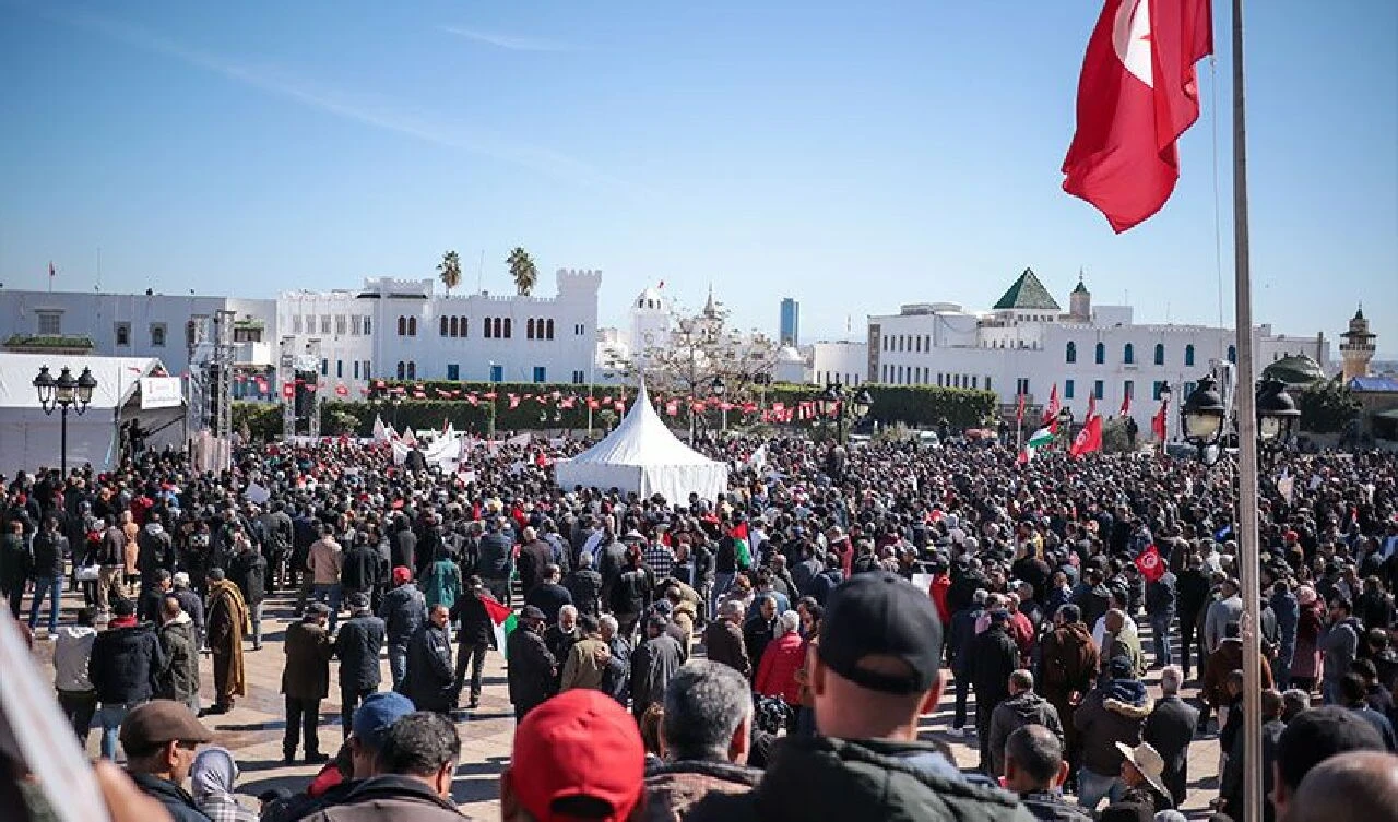 Tunus'ta binlerce kişi ayaklandı! Hükümeti protesto ettiler - 4. Resim