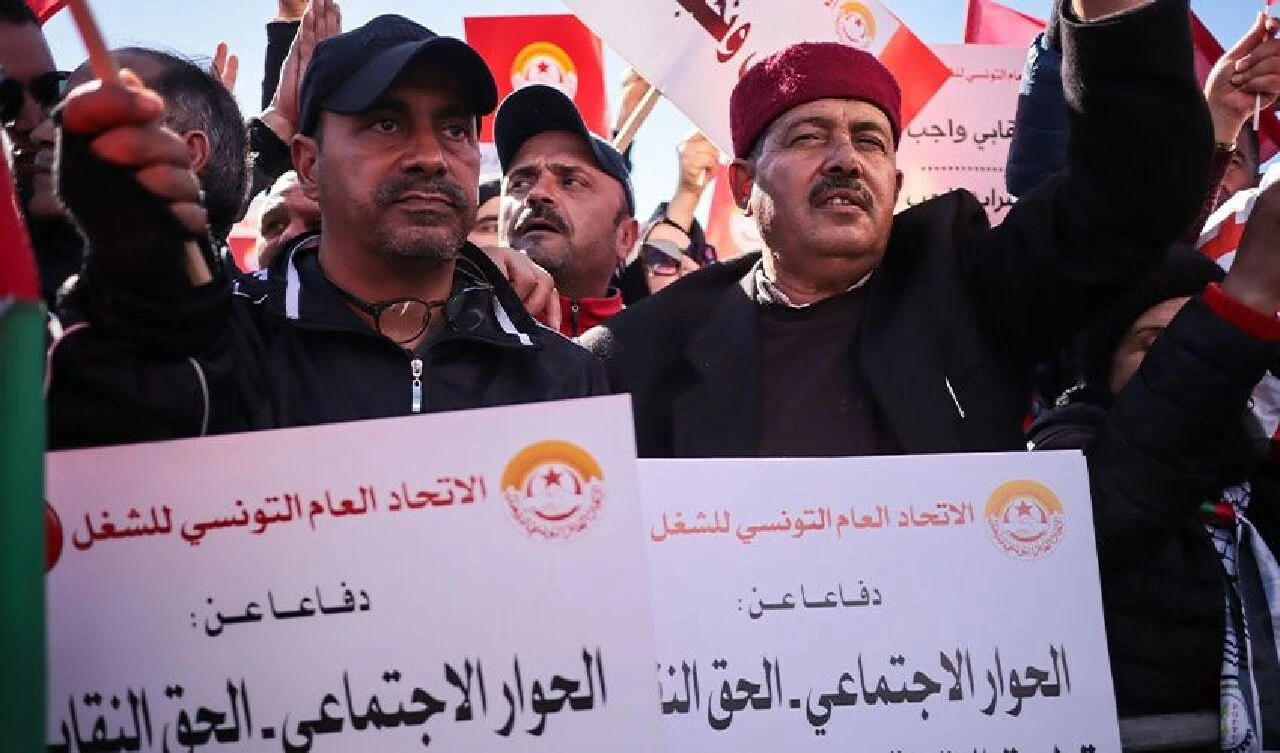 Tunus'ta binlerce kişi ayaklandı! Hükümeti protesto ettiler - 2. Resim