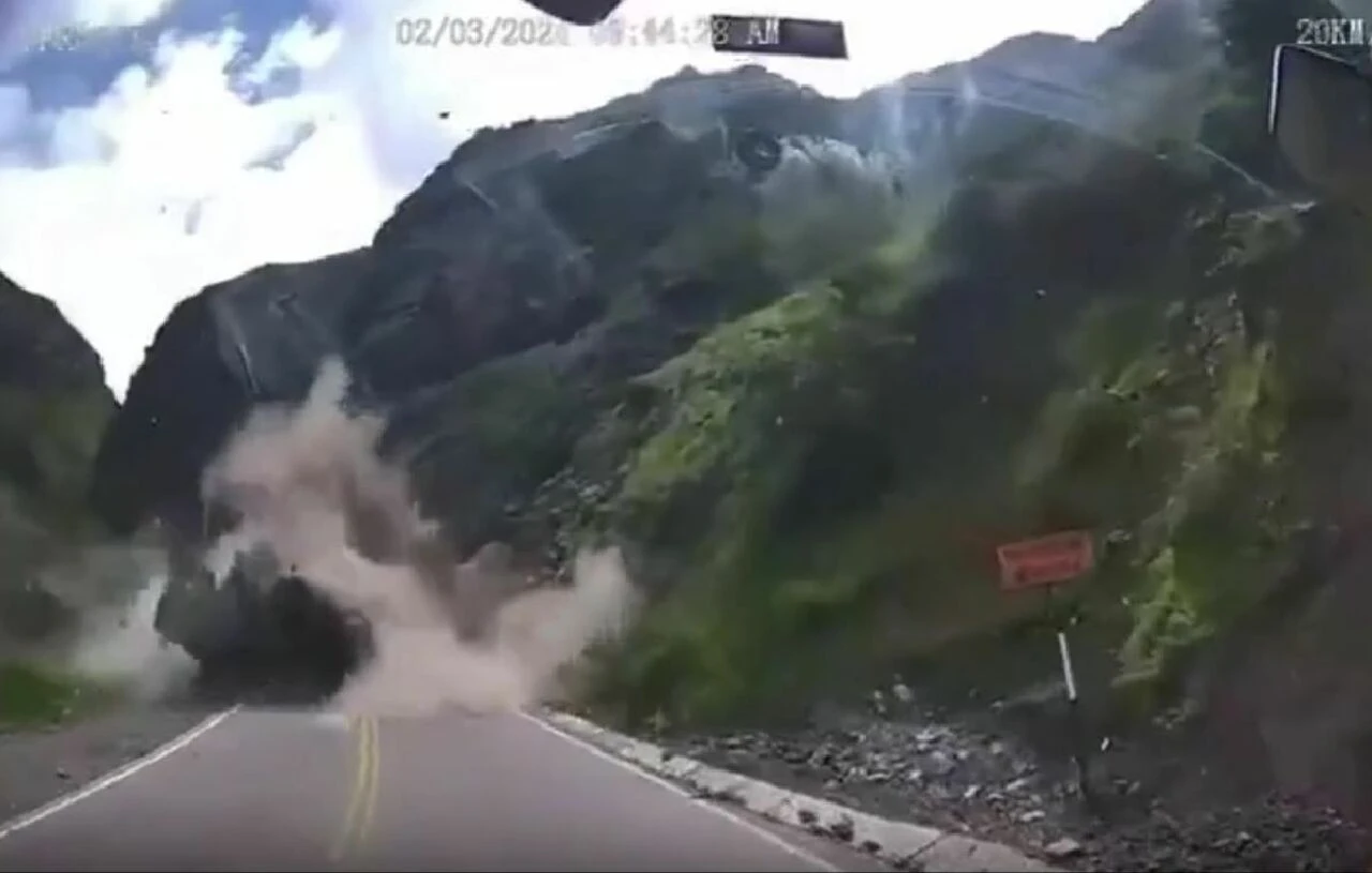 Dev kaya parçası aniden aracın üzerine düşüp ezdi! Dehşet anı görüntülendi