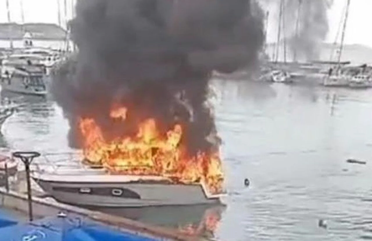 İzmir'de dehşet veren patlama: Tekne alevler içinde kaldı!