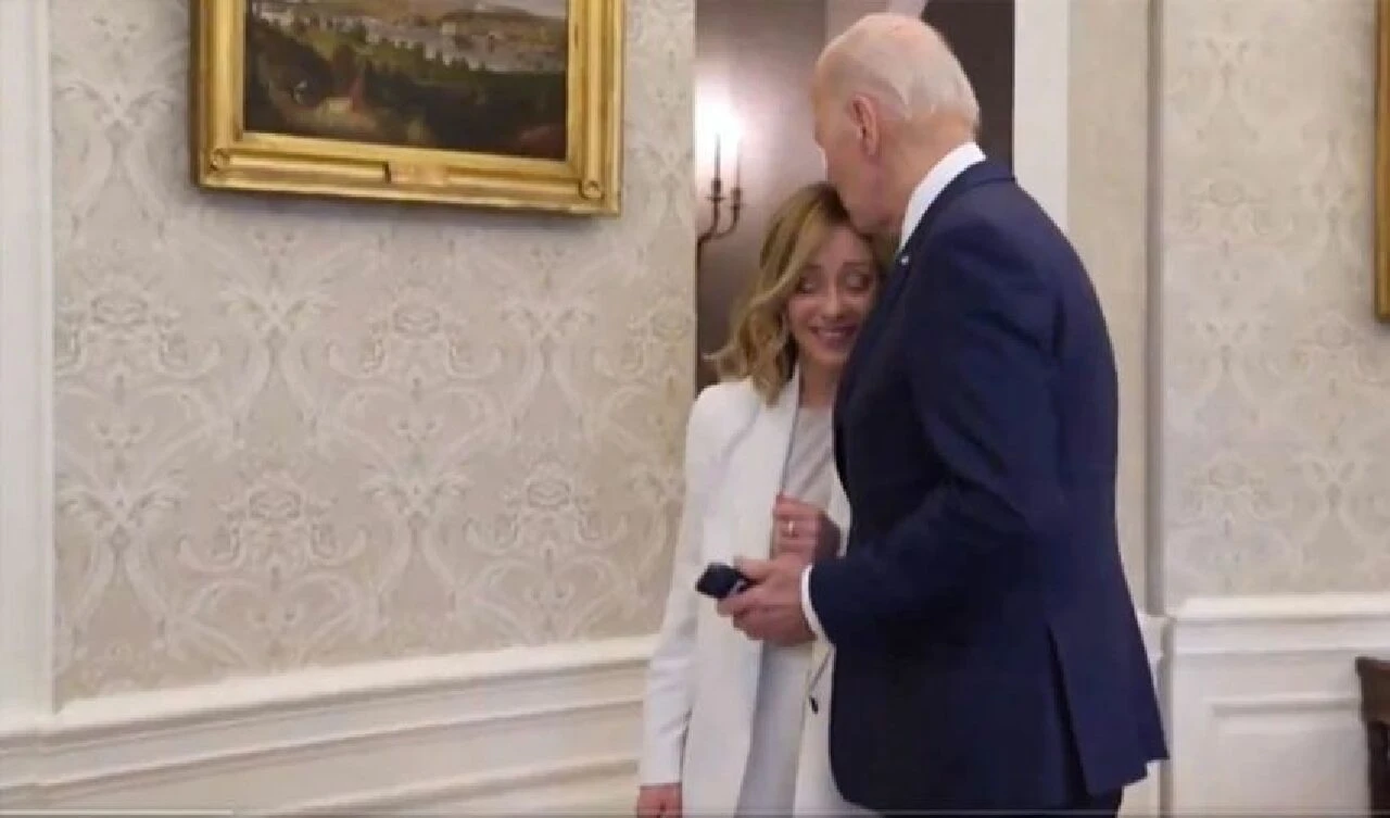 Joe Biden İtalya Başbakanı Meloni'yi kafasından öptü herkes şaştı kaldı