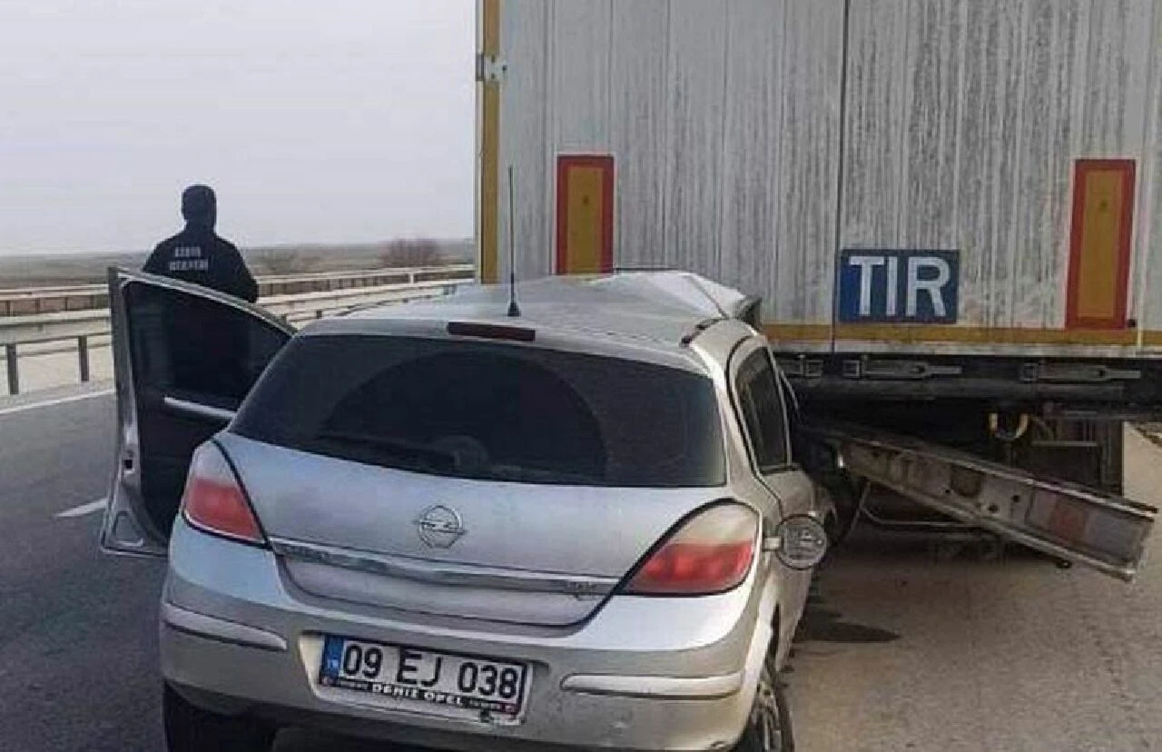 Konya'da otomobil tıra arkadan çaptı: 1 ağır yaralı - 1. Resim