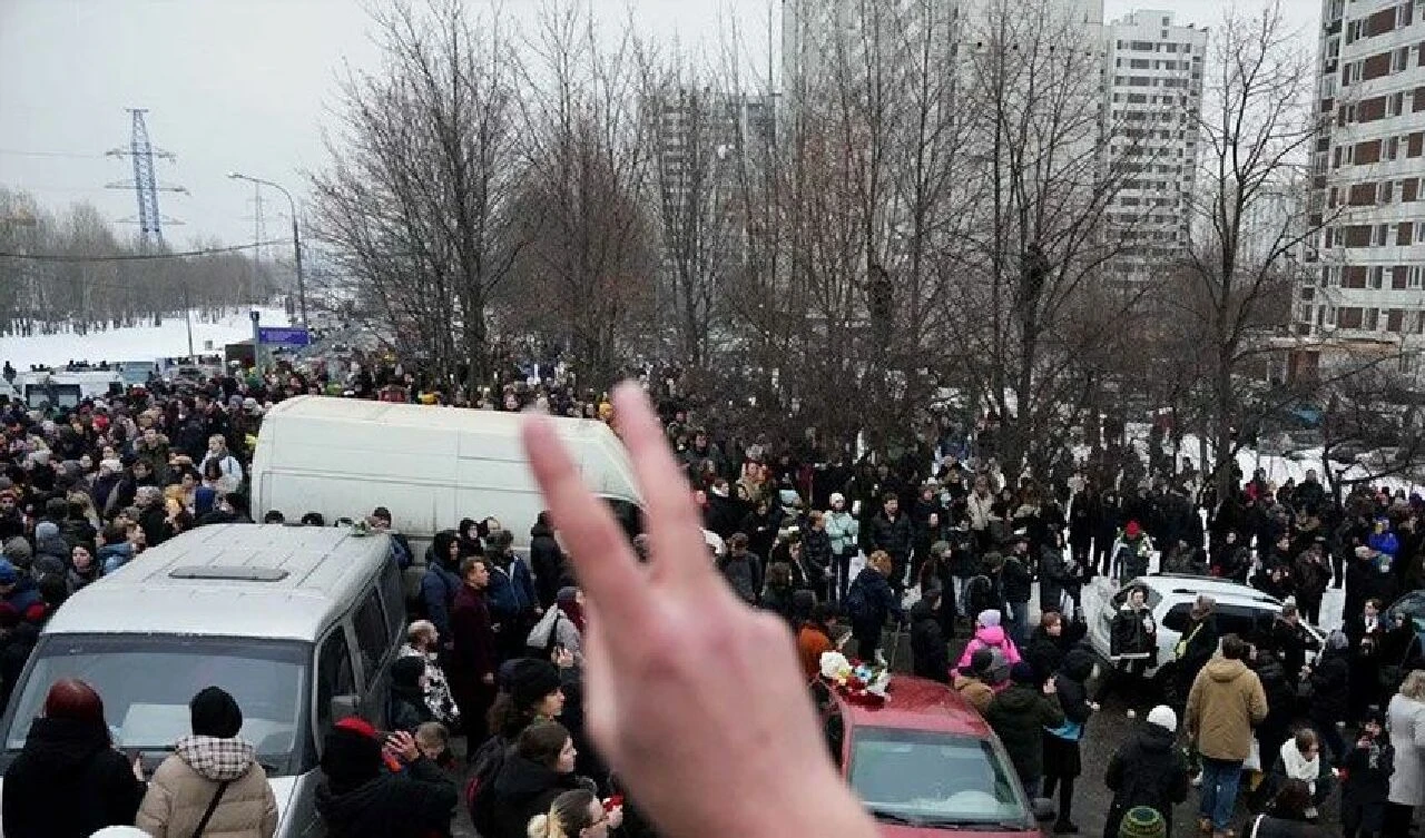 Rus muhalif mezarı başında anıldı! Putin'i küplere bindirecek görüntüler