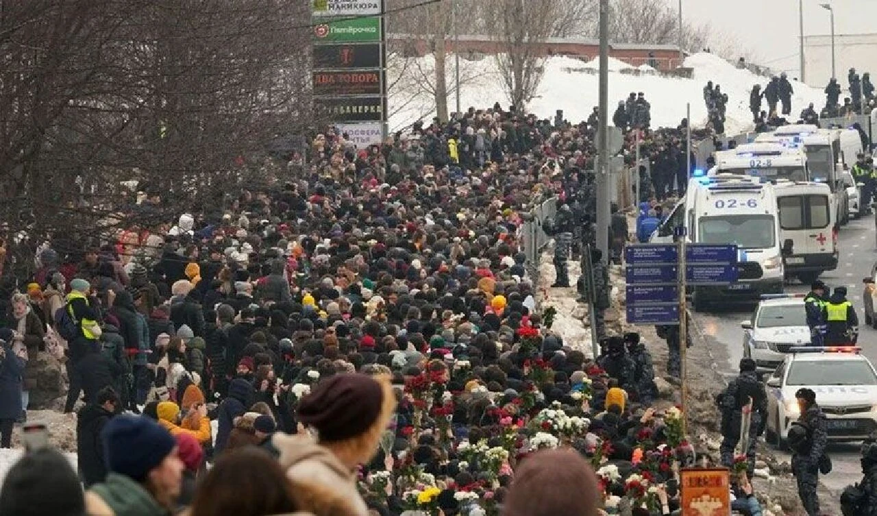 Rus muhalif mezarı başında anıldı! Putin'i küplere bindirecek görüntüler