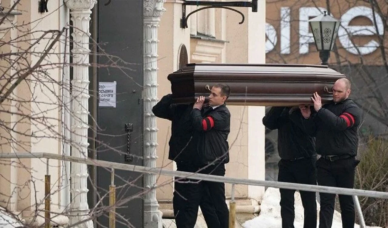 Rus muhalif mezarı başında anıldı! Putin'i küplere bindirecek görüntüler