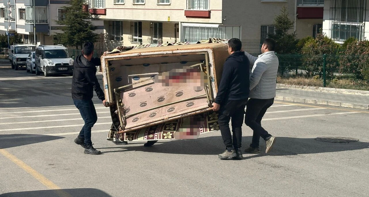 Bastonuyla eve gelen 77 yaşındaki adam oğlunu ve engelli eşini öldürdü