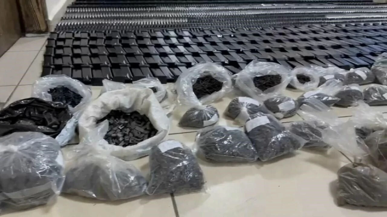 Batman'da polis ekipleri balyozla vurdukça fırladı! Binlerce saklamışlar!