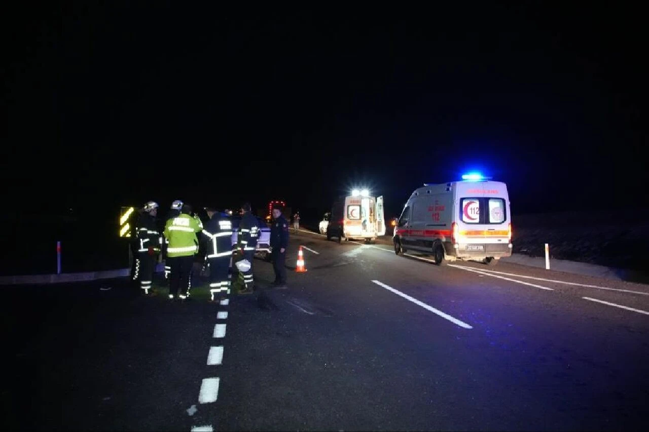 Edirne’de iki otomobil kafa kafaya çarpıştı: 5 yaralı