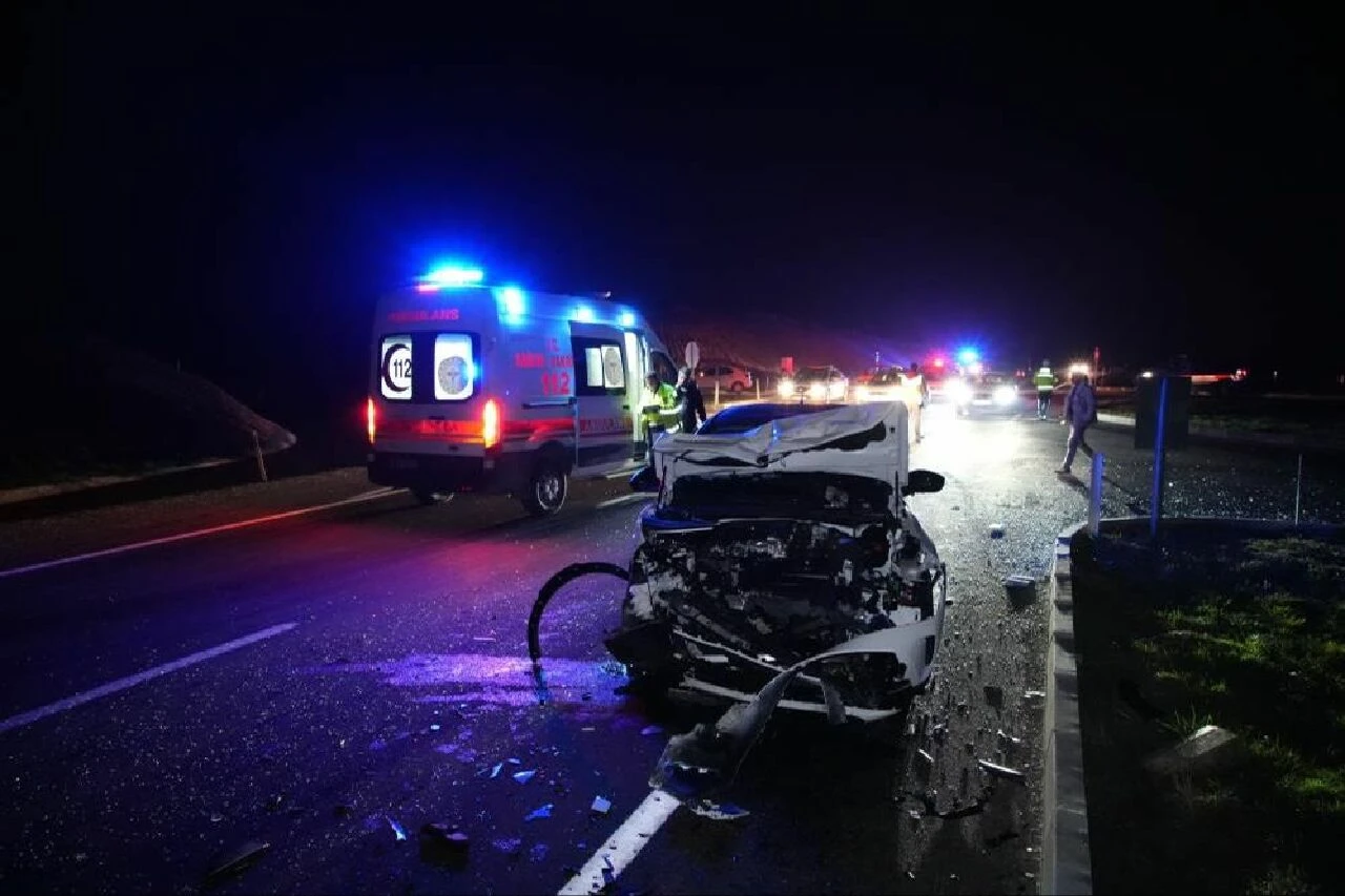 Edirne’de iki otomobil kafa kafaya çarpıştı: 5 yaralı